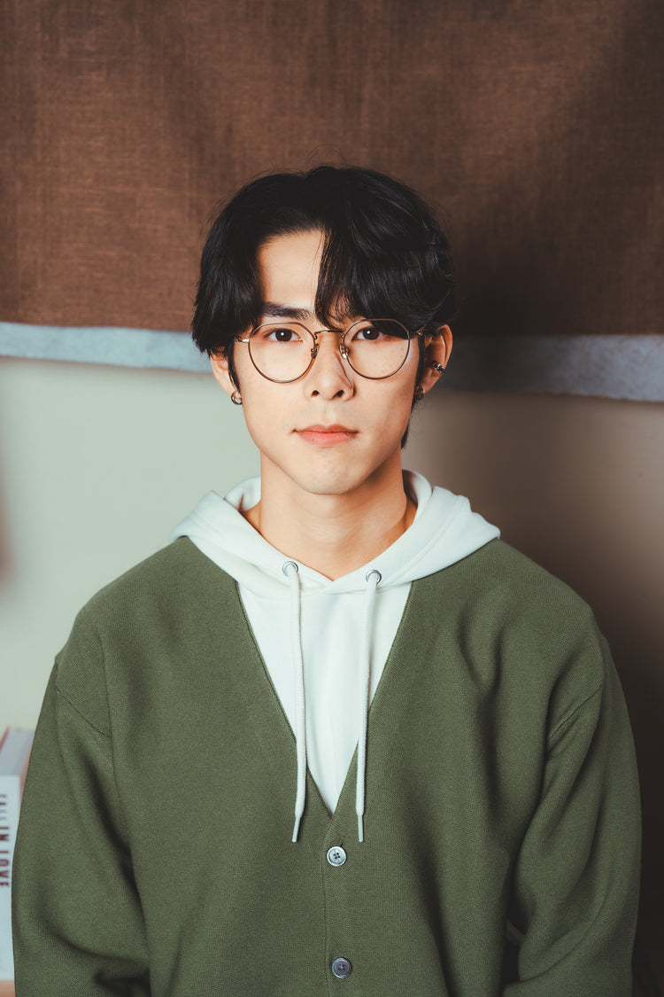 Thick gold-rimmed crown-shaped eyeglass frames | GENIC STYLE 144 | Depth numbers apply